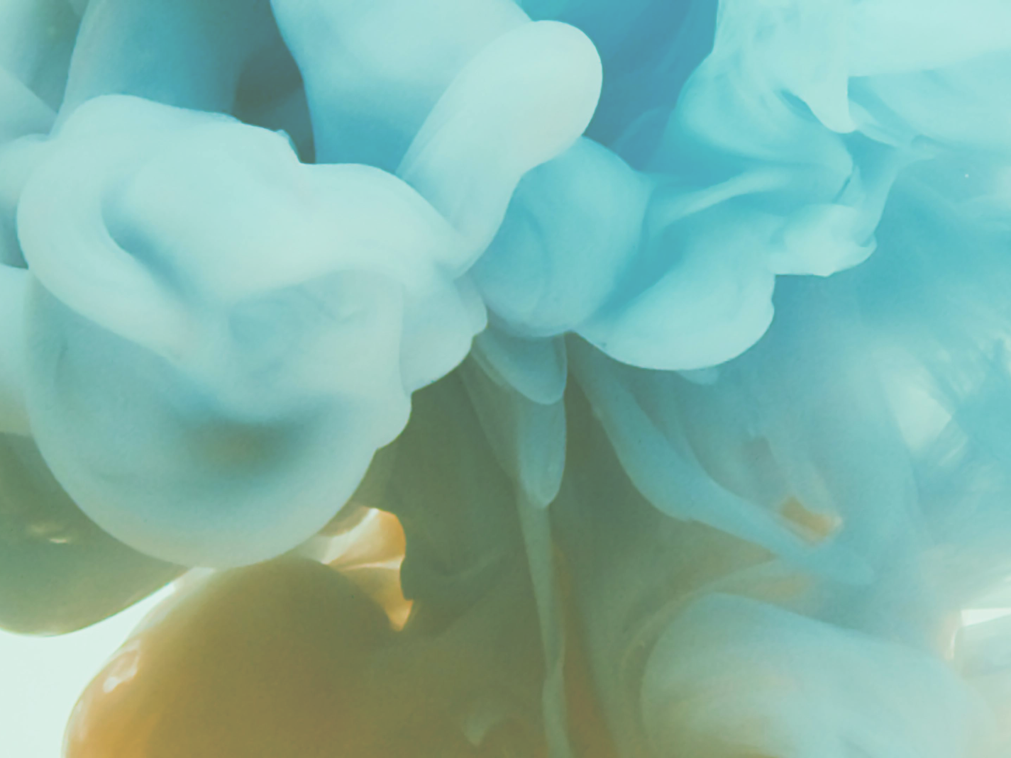 Abstraktes Farbspiel aus Blau- und Gelbtönen, das an wirbelnde Rauch- oder Wolkenformen erinnert.