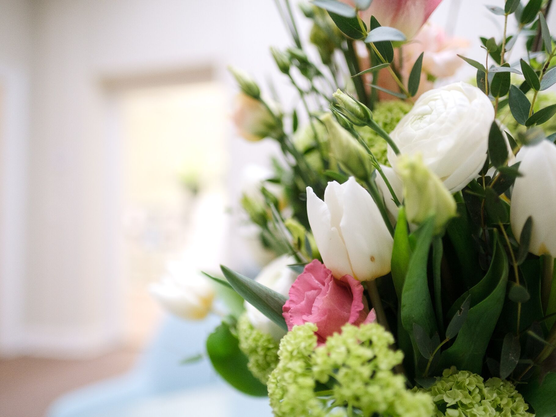 Blumenstrauß mit weißen, rosafarbenen und grünen Blüten – Symbol für Freundlichkeit, Wertschätzung und frische Atmosphäre.