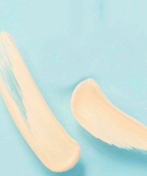 Zwei beige Pinselstriche auf hellblauem Hintergrund in minimalistischer, abstrakter Darstellung.