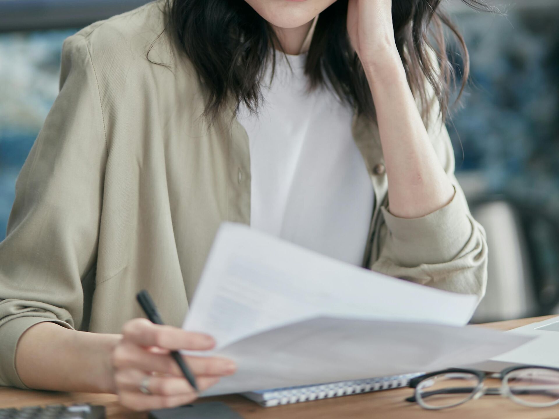 Nahaufnahme eines Fingers, der auf eine Glasoberfläche zeigt oder sie berührt.