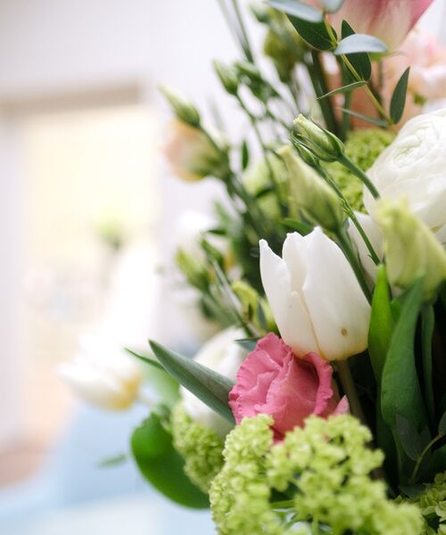 Blumenstrauß mit weißen, rosafarbenen und grünen Blüten – Symbol für Freundlichkeit, Wertschätzung und frische Atmosphäre.