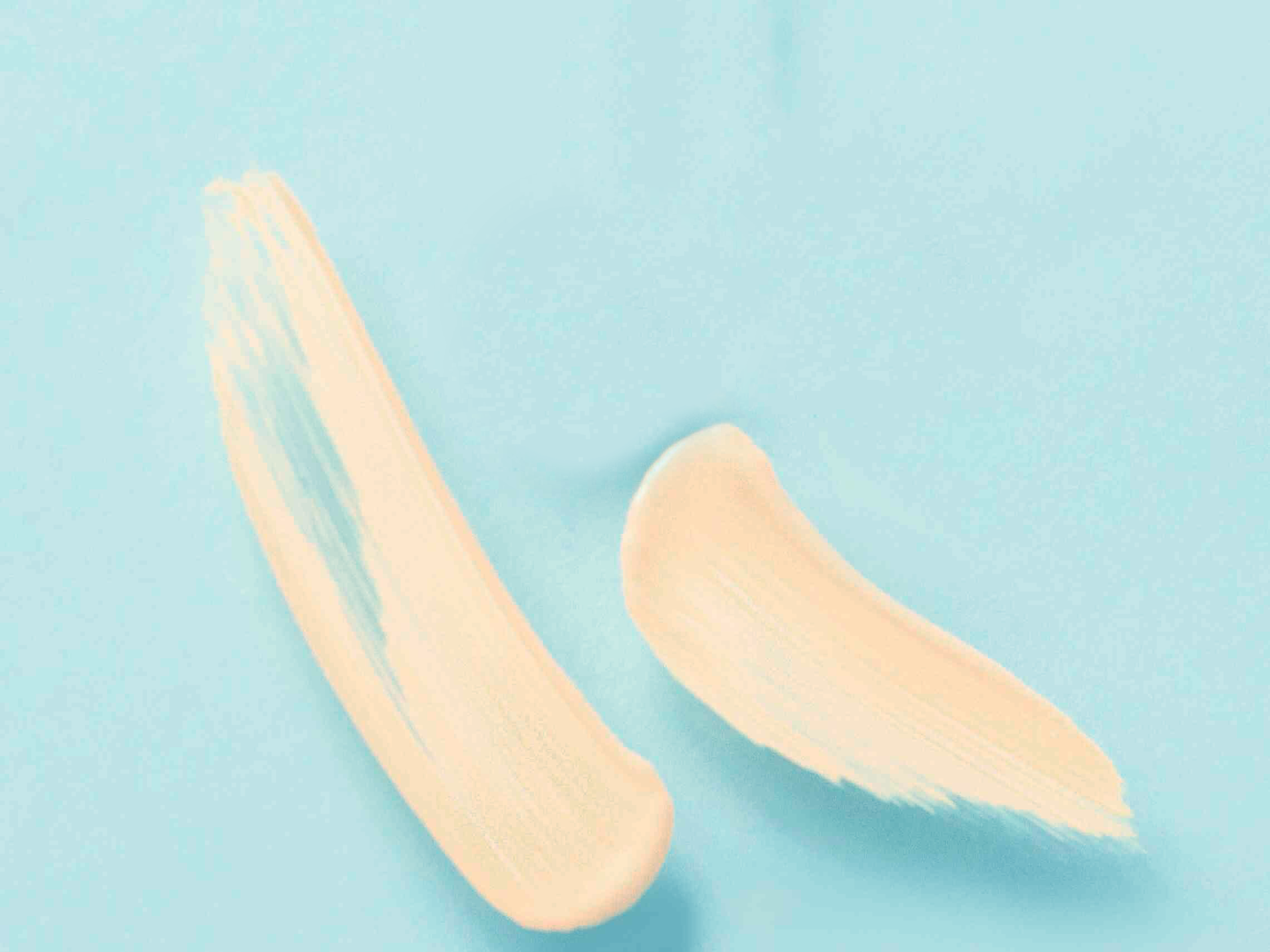 Zwei beige Pinselstriche auf hellblauem Hintergrund in minimalistischer, abstrakter Darstellung.