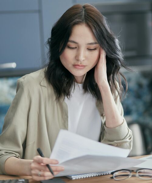 Nahaufnahme eines Fingers, der auf eine Glasoberfläche zeigt oder sie berührt.