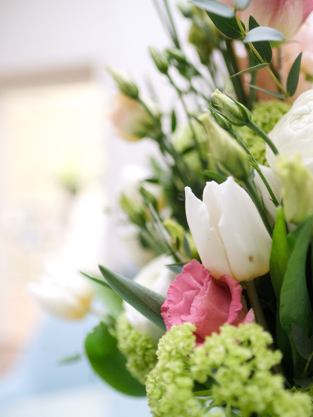 Blumenstrauß mit weißen, rosafarbenen und grünen Blüten – Symbol für Freundlichkeit, Wertschätzung und frische Atmosphäre.